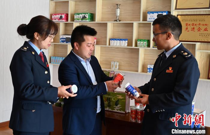 圖為林芝稅務部門上門了解企業(yè)情況，并宣講稅收政策。資料圖 趙朗 攝