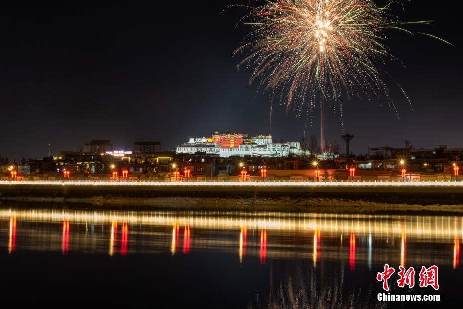 資料圖為2022年3月1日，拉薩迎來藏歷新年“古突夜”，煙花與被燈光照亮的布達(dá)拉宮交相輝映。 <a target='_blank' href='/'><p  align=