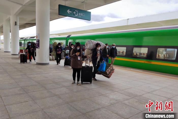 10月6日，乘客乘復(fù)工專列抵達(dá)日喀則?！±_車務(wù)段 供圖