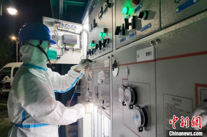 西藏電力部門順利完成方艙醫(yī)院供電設備安全可靠接入?！⊥醮箫w 攝