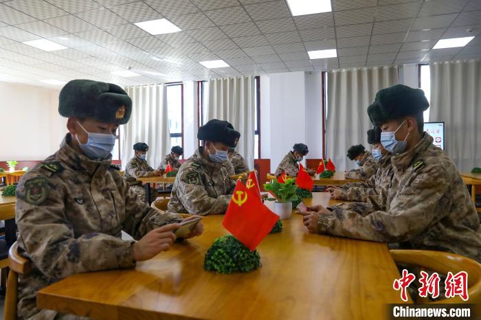 圖為阿里軍分區(qū)某邊防團組織官兵通過手機收聽收看二十大開幕盛況?！詵|供圖