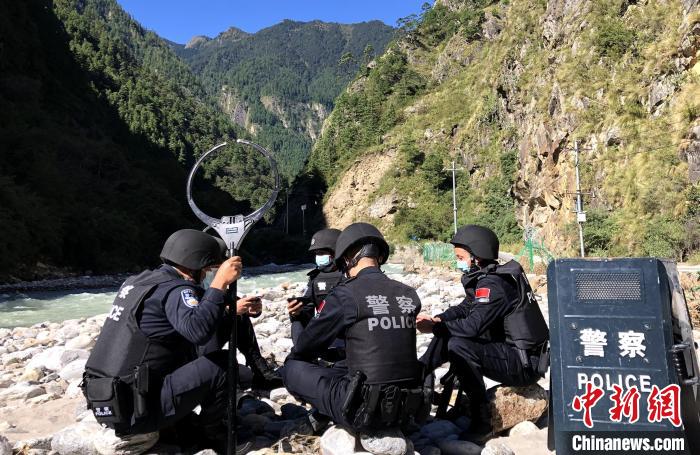 圖為西藏吉隆出入境邊防檢查站移民管理警察在中尼邊境巡邏途中收看二十大開幕直播。　郭章統(tǒng) 攝