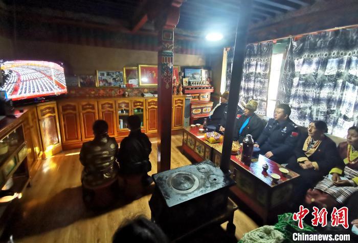 圖為西藏普蘭出入境邊防檢查站斜爾瓦執(zhí)勤點移民管理警察與駐地民眾一起收看二十大開幕盛況?！」鶗怨?攝