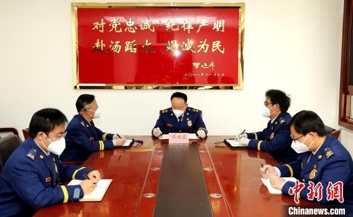 圖為西藏森林消防總隊在二十大開幕會結束后組織學習討論?！∥鞑厣窒揽傟牴﹫D