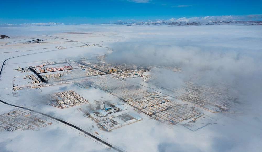 西藏阿里地區(qū)改則縣迎來(lái)初雪，銀裝素裹，美如畫卷。