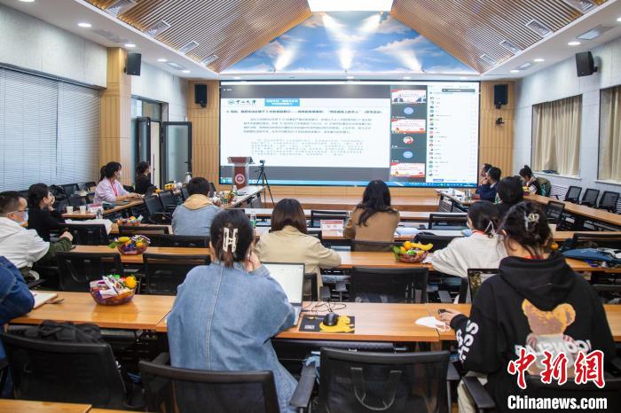 圖為論壇會(huì)議現(xiàn)場(chǎng)?！⊥瑬|放 攝