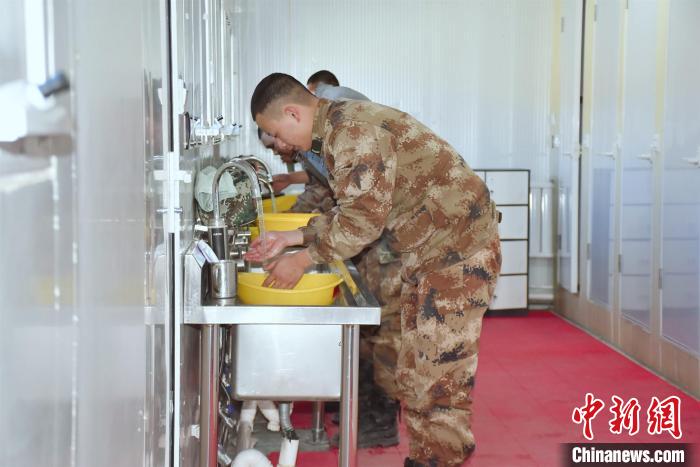 圖為阿里軍分區(qū)某邊防團官兵在新建水房洗漱?！詵| 攝