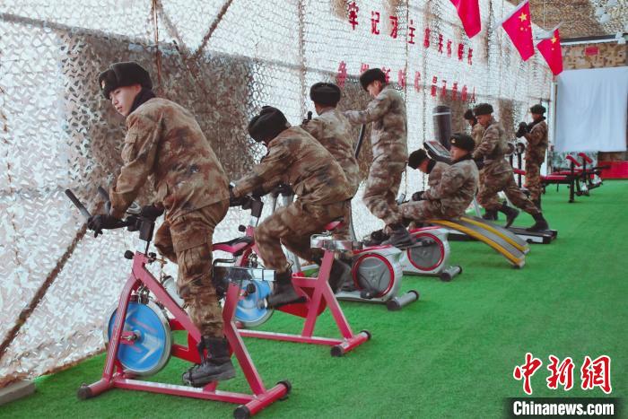 圖為阿里軍分區(qū)某邊防團官兵在陽光房里鍛煉。　劉曉東 攝