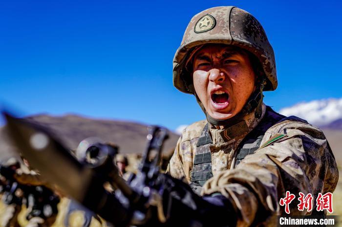 官兵正在進行刺殺操訓(xùn)練。　西藏山南軍分區(qū)某團供圖