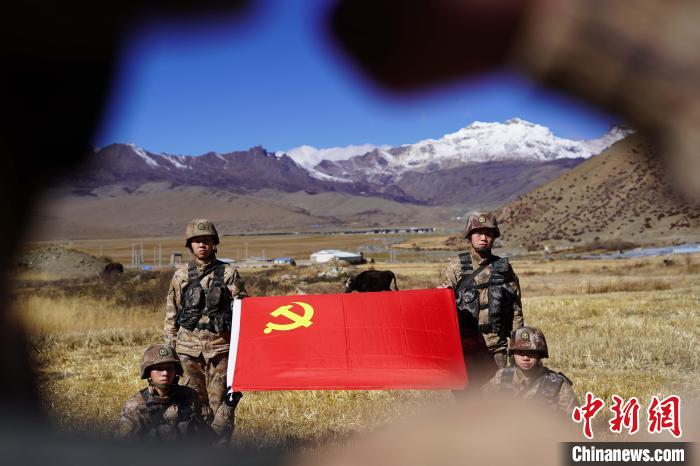 指導(dǎo)員楊磊帶領(lǐng)官兵重溫入黨誓詞?！∥鞑厣侥宪姺謪^(qū)某團供圖