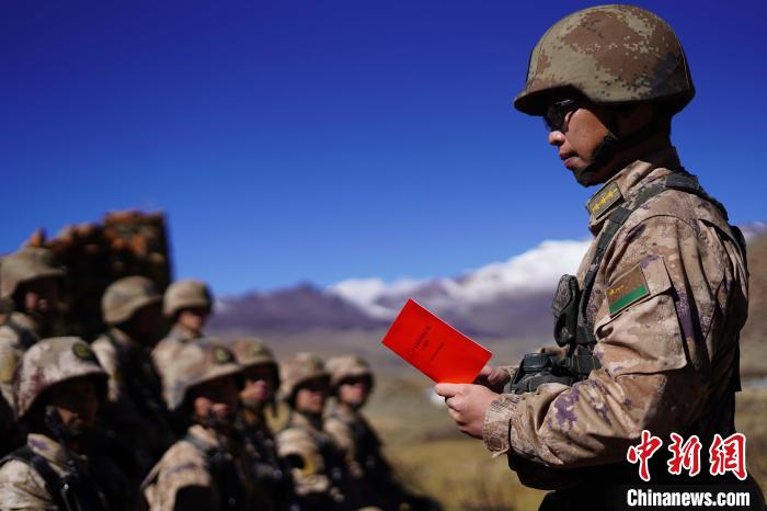 訓(xùn)練間隙，楊磊正在為官兵作宣講。　西藏山南軍分區(qū)某團供圖