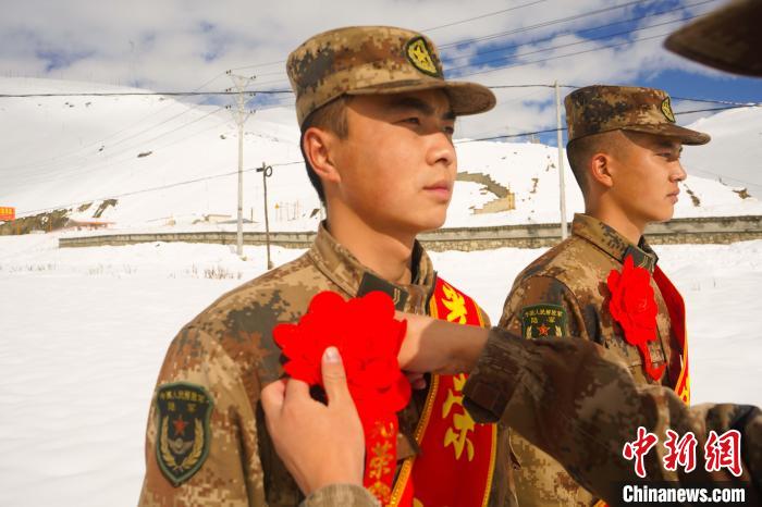 退伍老兵合照留念?！∥鞑厣侥宪姺謪^(qū)某團(tuán)供圖