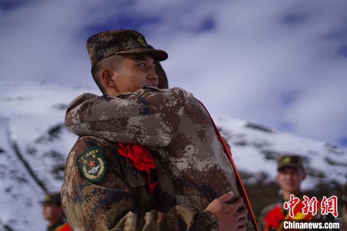 退伍老兵相擁留念。　西藏山南軍分區(qū)某團(tuán)供圖