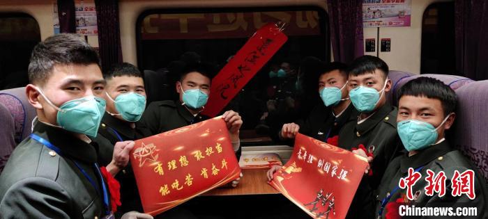 退伍老兵在退伍專列上合影留念?！∥鞑厣侥宪姺謪^(qū)某團(tuán)供圖