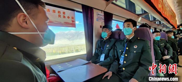 退伍老兵乘坐在退伍專列?！∥鞑厣侥宪姺謪^(qū)某團(tuán)供圖