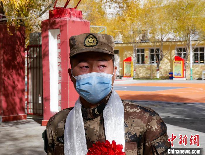 圖為什布奇邊防連退伍老兵臨別前再看一眼連隊(duì)?！詵| 攝