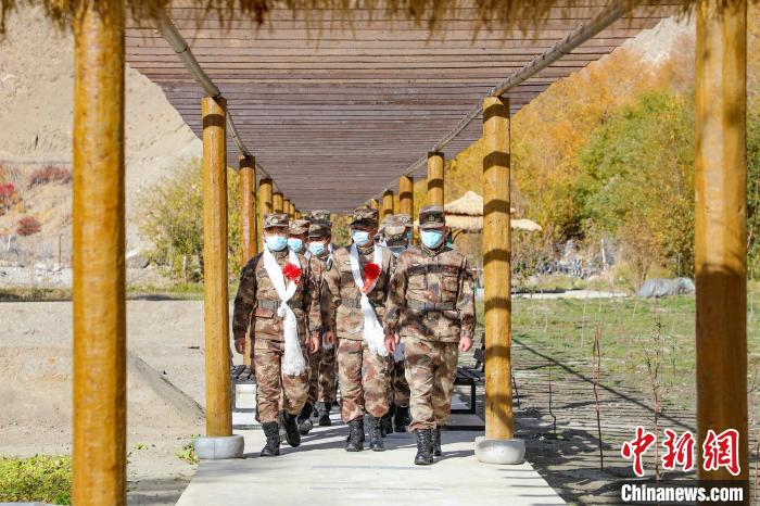 圖為什布奇邊防連退伍老兵臨別前再看一眼連隊(duì)?！詵| 攝