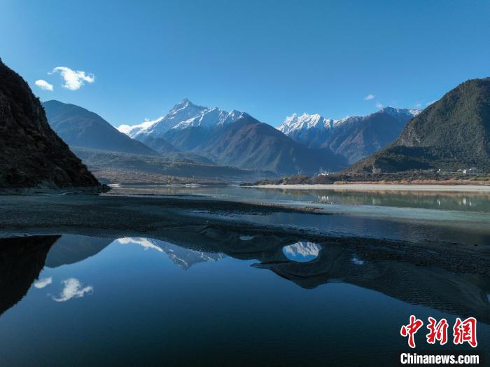 西藏林芝雅魯藏布江和遠(yuǎn)處的雪山?！《拘?攝