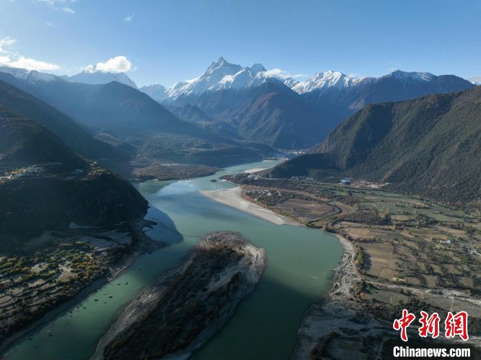 西藏林芝雅魯藏布大峽谷的雪山風(fēng)光?！《拘?攝