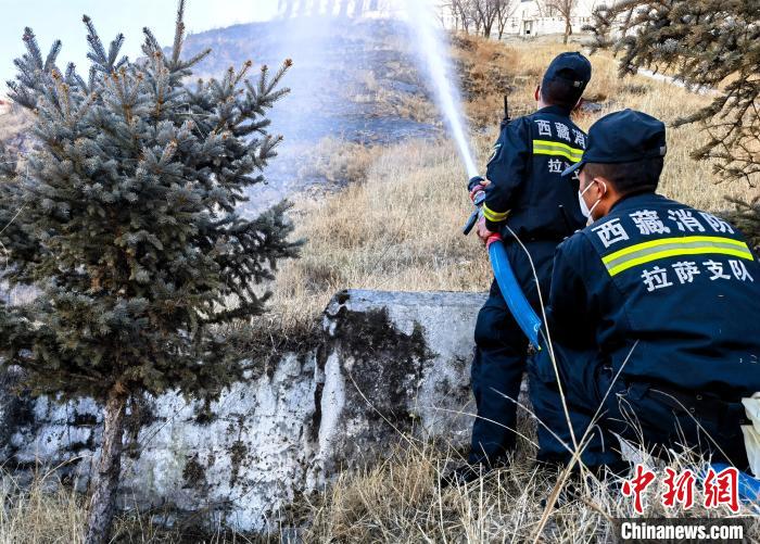 12月6日，布達(dá)拉宮消防救援大隊(duì)在布達(dá)拉宮山體林草區(qū)域開(kāi)展?jié)窕ぷ鳌！㈣?攝