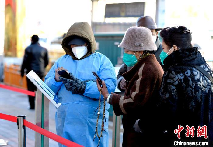 12月7日，拉薩市民掃碼進(jìn)入銀行辦理業(yè)務(wù)?！±盍?攝