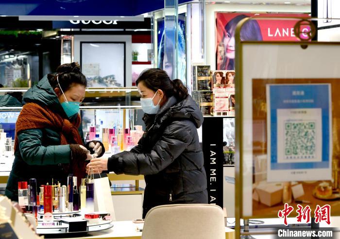 12月7日，拉薩，市民掃碼進(jìn)入拉薩百貨大樓選購(gòu)護(hù)膚品?！±盍?攝