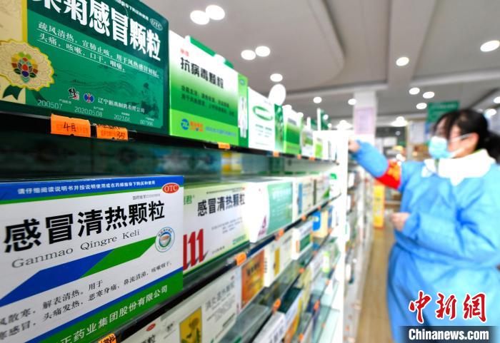 12月7日，拉薩宇拓路一藥店工作人員正在整理店內(nèi)的感冒類藥品?！±盍?攝