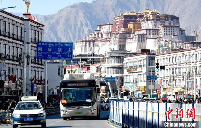 12月7日，一輛公交車從拉薩市城關(guān)區(qū)北京東路駛過(guò)?！±盍?攝