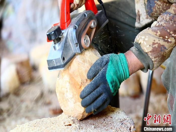圖為手工藝人正在制作木碗?！〉录?　攝