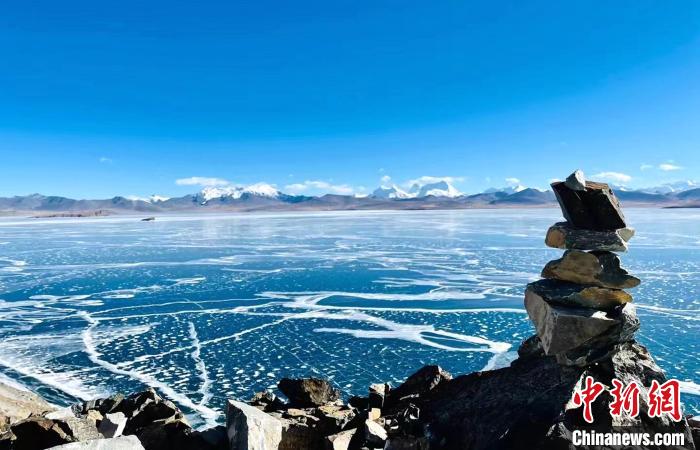 圖為普瑪江塘鄉(xiāng)境內的雪山、冰湖美景。　浪卡子縣網(wǎng)信辦供圖