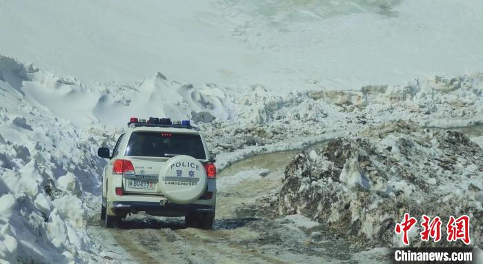 圖為邊壩縣降雪時夏貢拉山段路況?！∵厜慰h融媒體中心供圖