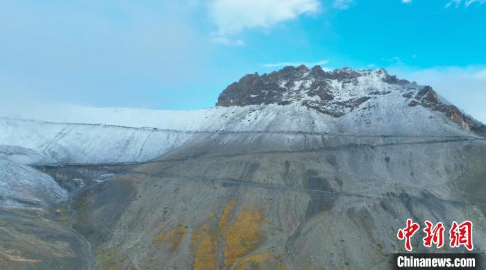 圖為邊壩縣降雪時夏貢拉山段路況?！∵厜慰h融媒體中心供圖