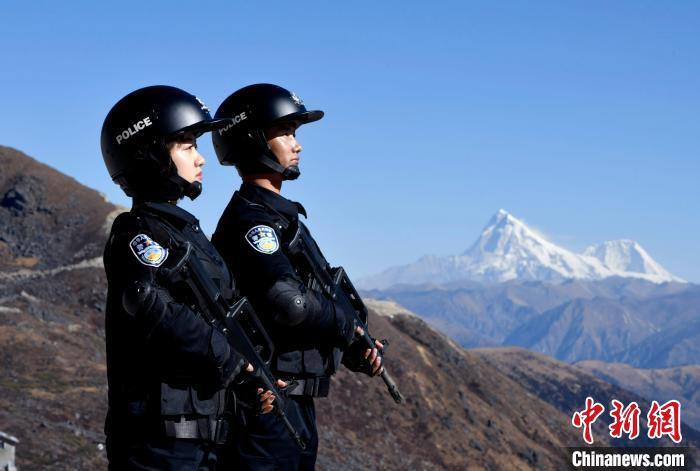 1月6日，移民警察在執(zhí)勤。　李林 攝