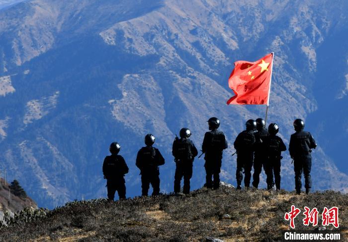 1月6日，移民警察在執(zhí)勤。　李林 攝