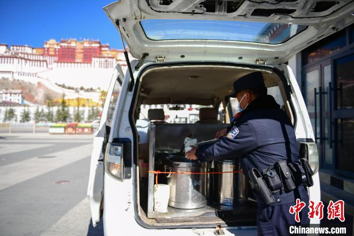 圖為1月23日，布達拉宮廣場派出所民警正在打午飯?！∝暩聛硭?攝