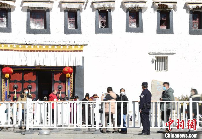 圖為1月23日，布達拉宮廣場派出所民警正在引導游客?！∝暩聛硭?攝