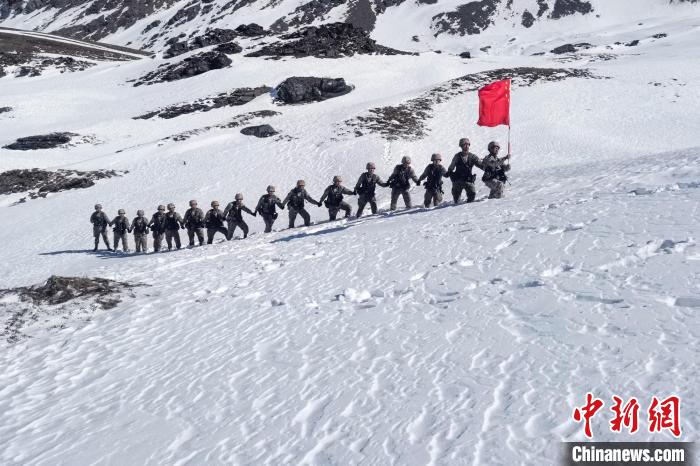 春節(jié)期間，西藏軍區(qū)山南軍分區(qū)某邊防團官兵踏雪巡邊?！〉┰鰰x美 攝