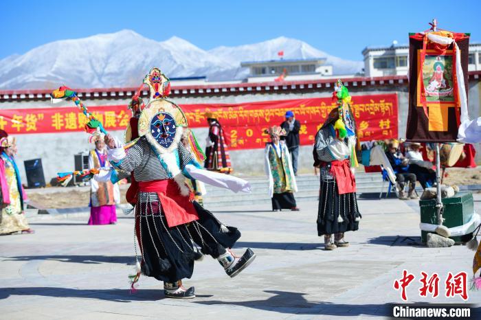 圖為藏戲非遺展演現(xiàn)場(chǎng)。　貢嘎來(lái)松 攝