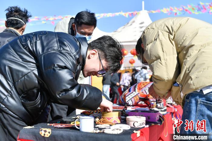 圖為展銷會(huì)現(xiàn)場(chǎng)?！∝暩聛?lái)松 攝