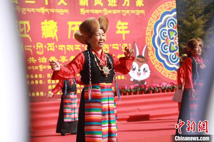 圖為藏歷新年活動現(xiàn)場?！埩?攝