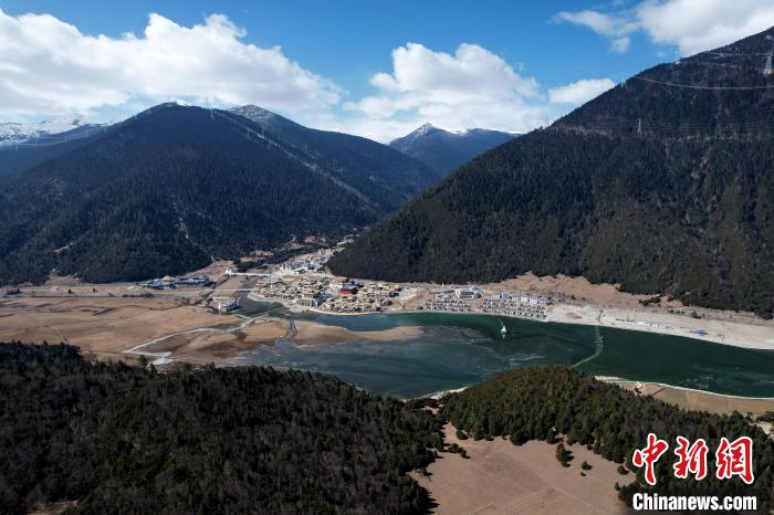 2月17日，西藏林芝魯朗小鎮(zhèn)。(無人機照片) 李林 攝