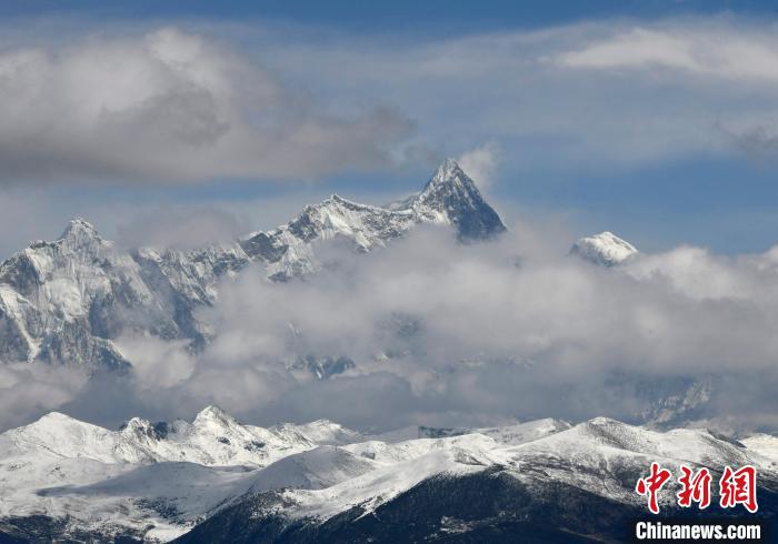 2月17日，西藏林芝色季拉山觀景臺拍到的南迦巴瓦峰?！±盍?攝