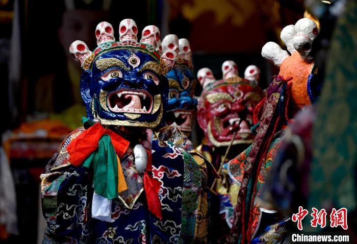 2月19日，楚布寺僧人們佩戴面具準(zhǔn)備參加跳神活動(dòng)?！±盍?攝