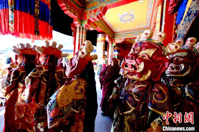 2月19日，楚布寺僧人們佩戴面具準(zhǔn)備參加跳神活動(dòng)。　李林 攝