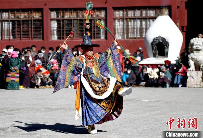 2月19日，楚布寺僧人參加跳神活動(dòng)?！±盍?攝