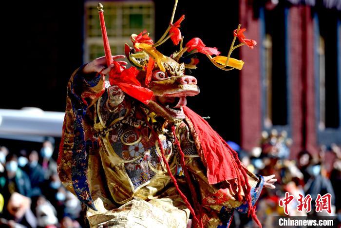 2月19日，楚布寺僧人佩戴面具參加跳神活動(dòng)?！±盍?攝