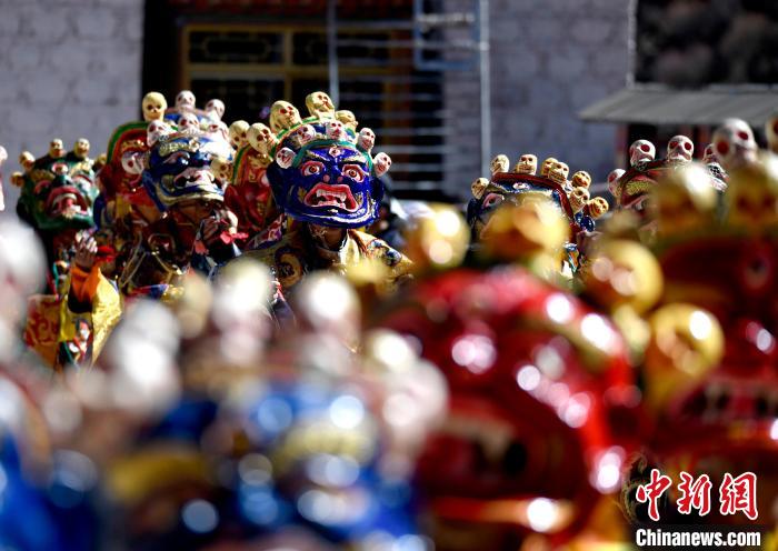 2月19日，楚布寺僧人們佩戴面具參加跳神活動(dòng)?！±盍?攝