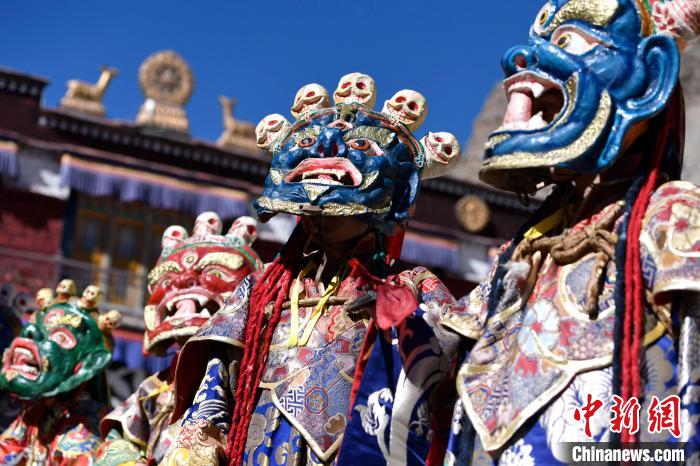 2月19日，楚布寺僧人們佩戴面具參加跳神活動(dòng)?！±盍?攝