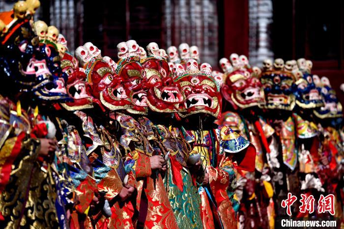 2月19日，楚布寺僧人們佩戴面具參加跳神活動(dòng)?！±盍?攝