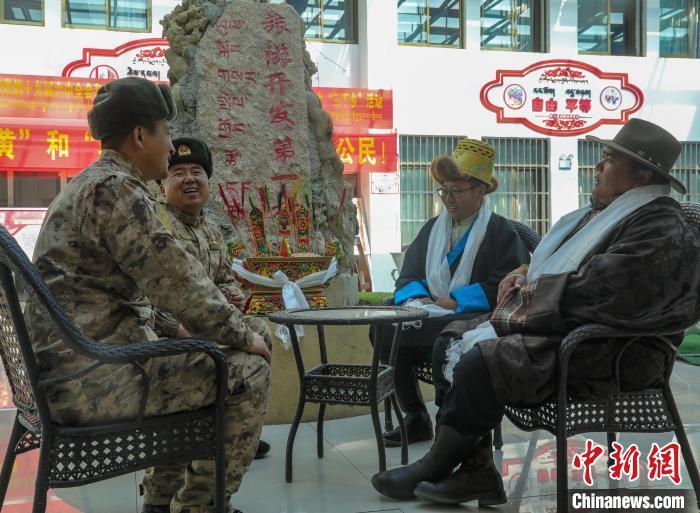 圖為阿里軍分區(qū)某邊防團官兵與駐地群眾拉家常?！詵| 攝